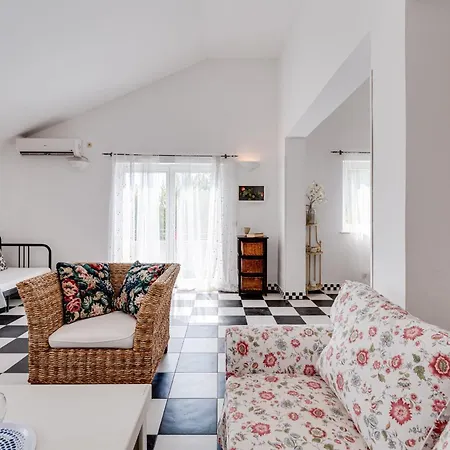 Seaside House With A Swimming Pool Pasadur, - 15847 *